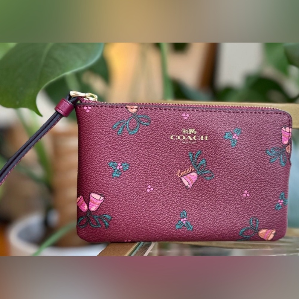 NWT Coach Wristlet Holiday Berries - Picture 13 of 16